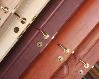 Drzwi stalowe kontra drewno i aluminium – porównanie