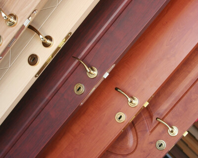 Drzwi stalowe kontra drewno i aluminium – porównanie